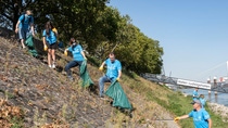 Jeder Schnipsel zählt: BASF-Standortleiter Michael Heinz sammelte mit weiteren freiwilligen Helfern aus der BASF-Belegschaft im Rahmen der Clean-Up-Aktion 7500 Liter Müll am Ludwigshafener Rheinufer. (Foto: BASF) Jeder Schnipsel zählt: BASF-Standortleiter Michael Heinz sammelte mit weiteren freiwilligen Helfern aus der BASF-Belegschaft im Rahmen der Clean-Up-Aktion 7500 Liter Müll am Ludwigshafener Rheinufer. (Foto: BASF)