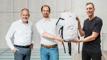 Frank Reil, Marcel Schmitt (both BASF) and René Bethmann (VAUDE) with the new TRAILCONTROL ZERO 20+ backpack. 