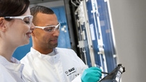 Zwei Mitarbeiter in der Produktion von hochreinen Chemikalien bei der elektronischen Prozessüberwachung. Im Electronic Materials Center Europe beraten BASF-Experten Kunden aus der Halbleiterindustrie und bieten Lösungen für spezielle Kundenbedürfnisse.