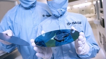 Die Labormitarbeiter testen die Benetzungseigenschaften eines Siliziumwafers, nach der Bearbeitung mit PlanapurÂ®, einem Poliermittel, das Nanopartikel enthÃ¤lt. Mit ihm werden Wafer bei ihrer Herstellung mehrfach glatt geschliffen. Damit ihre OberflÃ¤che dabei keine Kratzer bekommt, mÃ¼ssen die Schleifpartikel extrem fein und klein sein. Als einer der MarktfÃ¼hrer in Asien und Europa verfÃ¼gt BASF Ã¼ber ein groÃes Know-how im Bereitstellen von Prozesschemikalien und LÃ¶sungen fÃ¼r die Halbleiterindustrie.
Abdruck honorarfrei. Copyright by BASF.

The lab technicians test the wetting properties of a silicon wafer after it has been treated with PlanapurÂ®, a polishing material that contains nanoparticles. Wafers are polished with PlanapurÂ® several times during manufacture. To ensure that no scratches develop on their surface, the grinding particles must be extremely small and fine. As a leading market player in Asia and Europe, BASF has strong expertise in delivering process chemicals and solutions for the semiconductor industry.  
Print free of charge. Copyright by BASF.,Die Labormitarbeiter testen die Benetzungseigenschaften eines Siliziumwafers, nach der Bearbeitung mit Planapur®, einem Poliermittel, das Nanopartikel enthält. Mit ihm werden Wafer bei ihrer Herstellung mehrfach glatt geschliffen. Damit ihre Oberfläche dabei keine Kratzer bekommt, müssen die Schleifpartikel extrem fein und klein sein. Als einer der Marktführer in Asien und Europa verfügt BASF über ein großes Know-how im Bereitstellen von Prozesschemikalien und Lösungen für die Halbleiterindustrie.
Abdruck honorarfrei. Copyright by BASF.

The lab technicians test the wetting properties of a silicon wafer after it has been treated with Planapur®, a polishing material that contains nanoparticles. Wafers are polished with Planapur® several times during manufacture. To ensure that no scratches develop on their surface, the grinding particles must be extremely small and fine. As a leading market player in Asia and Europe, BASF has strong expertise in delivering process chemicals and solutions for the semiconductor industry.  
Print free of charge. Copyright by BASF.