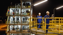 Dexi Zhu (left) and Jing Wang (right), both operators, carry out a regular inspection on the roof top of the non-flammable tank in the evening at a BASF water treatment and paper chemicals plant in Nanjing, China.
Print free of charge. Copyright by BASF.

Dexi Zhu (links) und Jing Wang (rechts), beide Mitarbeiter, bei einer abendlichen RoutineÃ¼berprÃ¼fung auf dem Dach des nichtentflammbaren Tanks im BASF-Wasserbehandlungs- und Papierchemikalienwerk in Nanjing/China.
Abdruck honorarfrei. Copyright by BASF.,Dexi Zhu (left) and Jing Wang (right), both operators, carry out a regular inspection on the roof top of the non-flammable tank in the evening at a BASF water treatment and paper chemicals plant in Nanjing, China.
Print free of charge. Copyright by BASF.

Dexi Zhu (links) und Jing Wang (rechts), beide Mitarbeiter, bei einer abendlichen Routineüberprüfung auf dem Dach des nichtentflammbaren Tanks im BASF-Wasserbehandlungs- und Papierchemikalienwerk in Nanjing/China.
Abdruck honorarfrei. Copyright by BASF.