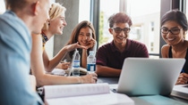 University students sitting together at table with books and laptop. Happy young people doing group study in library.; Shutterstock ID 508251865; Jobnummer: 20749946; Projekt: Kampagne FLS 2020; Endkunde: BASF SE, ESI/K Nina Knapp; Sonstiges: BASF SE, ESI/K Nina Knapp