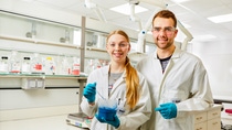 2 Azubis im Labor in Arbeitskleidung 2 Azubis im Labor in Arbeitskleidung