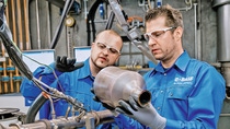 Motorenprüfstand für Diesel-Pkw: Zusätzlich zur Analyse der Messergebnisse unterziehen Testingenieur Daniel Schatz (links) und Techniker Alexander Schulz (rechts) den Katalysator nach Ende des Abgastests einer visuellen Kontrolle. Im Engine Lab Hannover werden zukünftige Katalysatortechnologien auf Funktion und Dauerhaltbarkeit unter realen Bedingungen getestet.
Abdruck honorarfrei. Copyright by BASF.

Engine test bed for diesel passenger cars: In addition to the analysis of all measurement results, the test catalyst is checked visually by Test Engineer Daniel Schatz (left) and Technician Alexander Schulz (right). In the Hannover Engine Lab future catalyst technologies are tested on their functionality and durability under real life conditions.
Print free of charge. Copyright by BASF.