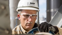 Operator Scott Vicknair adjusts the pressure in the first distillation tower to create ideal conditions for methylamines production. As the newest unit at the BASF Geismar Verbund site in Louisiana, methylamines started production in 2012. Methylamine is used in the production of agrochemicals, personal care products, detergents, pharmaceuticals, textiles, solvents and animal feed additives.
Print free of charge. Copyright by BASF.
Techniker Scott Vicknair stellt in der ersten Destillationskolonne den Druck ein, um optimale Bedingungen für die Methylamin-Produktion zu schaffen. Die Anlage ist die jüngste am BASF Verbundstandort Geismar, Louisiana, und nahm 2012 die Produktion auf. Methylamin wird für die Produktion von Pflanzenschutzmitteln, Kosmetika, Reinigungsmitteln, Pharmazeutika, Textilfasern, Lösungsmitteln und Futtermittelzusatzstoffen verwendet.
Abdruck honorarfrei. Copyright by BASF. Operator Scott Vicknair adjusts the pressure in the first distillation tower to create ideal conditions for methylamines production. As the newest unit at the BASF Geismar Verbund site in Louisiana, methylamines started production in 2012. Methylamine is used in the production of agrochemicals, personal care products, detergents, pharmaceuticals, textiles, solvents and animal feed additives.
Print free of charge. Copyright by BASF.
Techniker Scott Vicknair stellt in der ersten Destillationskolonne den Druck ein, um optimale Bedingungen für die Methylamin-Produktion zu schaffen. Die Anlage ist die jüngste am BASF Verbundstandort Geismar, Louisiana, und nahm 2012 die Produktion auf. Methylamin wird für die Produktion von Pflanzenschutzmitteln, Kosmetika, Reinigungsmitteln, Pharmazeutika, Textilfasern, Lösungsmitteln und Futtermittelzusatzstoffen verwendet.
Abdruck honorarfrei. Copyright by BASF.
