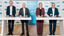 Von links: Dr. Marc Heider (Vorsitzender des Sprecherausschuss der Leitenden Angestellten der BASF SE), Sinischa Horvat (Vorsitzender des Betriebsrats der BASF SE), Dr. Katja Scharpwinkel (Mitglied des Vorstands und Arbeitsdirektorin BASF SE), Dr. Helmut Winterling (President European Verbund Sites, BASF SE) bei der symbolischen Unterschrift der neuen Standortvereinbarung.
Foto: BASF/Andreas Henn Von links: Dr. Marc Heider (Vorsitzender des Sprecherausschuss der Leitenden Angestellten der BASF SE), Sinischa Horvat (Vorsitzender des Betriebsrats der BASF SE), Dr. Katja Scharpwinkel (Mitglied des Vorstands und Arbeitsdirektorin BASF SE), Dr. Helmut Winterling (President European Verbund Sites, BASF SE) bei der symbolischen Unterschrift der neuen Standortvereinbarung.
Foto: BASF/Andreas Henn