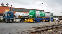BASF nimmt im Oktober 2018 das neue Tankcontainerlager am Standort Ludwigshafen in Betrieb. Dieses Lager ist Teil eines integrierten Lager- und Transportkonzepts, mit dem BASF den Kundenservice verbessern und gleichzeitig Logistikkosten deutlich reduzieren will. Bei dem Tankcontainerlager handelt es sich um ein vollautomatisches Freilager für Tankcontainer zur Lagerung von flüssigen Stoffen und flüssigen Abfällen. Es ist auf eine Kapazität von 2.000 Standardcontainern ausgelegt und verfügt über zwei Kräne mit einer Ladekapazität von je 75 Tonnen. Der Warenumschlag kann über AGV, Lkw und Bahn erfolgen. BASF nimmt im Oktober 2018 das neue Tankcontainerlager am Standort Ludwigshafen in Betrieb. Dieses Lager ist Teil eines integrierten Lager- und Transportkonzepts, mit dem BASF den Kundenservice verbessern und gleichzeitig Logistikkosten deutlich reduzieren will. Bei dem Tankcontainerlager handelt es sich um ein vollautomatisches Freilager für Tankcontainer zur Lagerung von flüssigen Stoffen und flüssigen Abfällen. Es ist auf eine Kapazität von 2.000 Standardcontainern ausgelegt und verfügt über zwei Kräne mit einer Ladekapazität von je 75 Tonnen. Der Warenumschlag kann über AGV, Lkw und Bahn erfolgen.