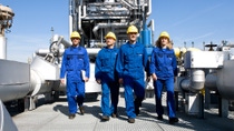 A woman waving on a staircase in front of a Acetylene plant at the Ludwigshafen site. A woman waving on a staircase in front of a Acetylene plant at the Ludwigshafen site.