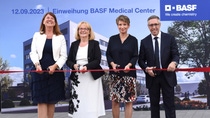 Johanna Coleman, Geschäftsführerin der BASF Wohnen + Bauen GmbH, Beate Steeg, Beigeordnete der Stadt Ludwigshafen, Dr. Melanie Maas-Brunner, Mitglied des Vorstands und Standortleiterin Ludwigshafen und Prof. Dr. med. Christoph Oberlinner, Ärztlicher Direktor der BASF, zerschnitten bei der feierlichen Eröffnung des BASF Medical Center gemeinsam das Band.