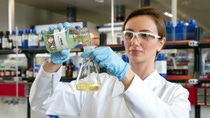 Laborantin Ligia Maria Roes füllt eine Produktprobe von Vinyl-Methyl-Oxazolidinon (VMOX) in ein Laborgefäß um. BASF bietet das neue Vinylmonomer in kommerziellen Mengen an und ermöglicht dadurch die Entwicklung von innovativen Produkten in verschiedenen Anwendungen, beispielsweise in der Printing- und Coatings-Industrie.