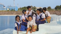 Im Rahmen des „Wasser-Erziehungs-Projekts“ der BASF ziehen Schüler der Shri Venkataramana Higher Primary School in Kulai (Mangalore) zusammen mit dem Naturkundelehrer Gopala V Proben aus dem Grundwasserreservoir, das in der Nähe der BASF-Produktionsstätte liegt. Mithilfe des Wasser Testing Toolkits können sie die physische, chemische und biologische Parameter der Wasserprobe testen.