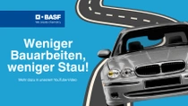 Ein silbernes Auto fährt auf einer Straße vor einem blauen Hintergrund. Der Text lautet: „Weniger Bauarbeiten, weniger Stau!"