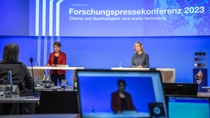 Dr. Melanie Maas-Brunner, Vorstandsmitglied und Chief Technology Officer bei BASF, (links) und Dr. Nina Schwab-Hautzinger, Corporate Communications & Government Relations, eröffnen die BASF-Forschungspressekonferenz 2023.