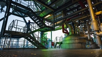 Die PolyTHF-Anlage am Verbundstandort Ludwigshafen. BASF, die das hier gefertigte Polytetrahydrofuran unter dem Markennamen PolyTHF® vermarktet, zählt mit Produktionsanlagen auf allen Kontinenten heute zu den global bedeutendsten Anbietern des vielseitigen Zwischenprodukts. PolyTHF® ist ein wichtiges Ausgangsmaterial bei der Herstellung vieler verschiedener Produkte. Beispiele sind elastische Spandex- und Elastan-Fasern für Textilien. Dazu kommen abriebfeste Schläuche und Kabelummantelungen für den Fahrzeugbau. Auch Hersteller hochwertiger Räder für Skateboards und Inline-Skates be-nötigen dieses Zwischenprodukt.