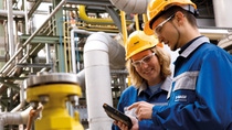 André Scheuermann, tätig im Fachzentrum Automatisierungstechnik, demonstriert Claudia Braun, zuständig für Prozessleittechnik und Instandhaltung im Steamcracker Ludwigshafen, Anwendungen auf einem Tablet, das speziell für den Einsatz in Industrieanlagen geeignet ist. Unter dem Themenschwerpunkt „Smart Manufacturing“ („Intelligente Produktion“) lotet BASF Möglichkeiten für eine stärkere Nutzung von digitalen Technologien in ihren Anlagen aus, mit dem Ziel, die Produktion effizienter und noch sicherer zu machen. André Scheuermann, tätig im Fachzentrum Automatisierungstechnik, demonstriert Claudia Braun, zuständig für Prozessleittechnik und Instandhaltung im Steamcracker Ludwigshafen, Anwendungen auf einem Tablet, das speziell für den Einsatz in Industrieanlagen geeignet ist. Unter dem Themenschwerpunkt „Smart Manufacturing“ („Intelligente Produktion“) lotet BASF Möglichkeiten für eine stärkere Nutzung von digitalen Technologien in ihren Anlagen aus, mit dem Ziel, die Produktion effizienter und noch sicherer zu machen.