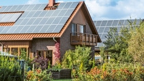 Haus mit Solarmodulen auf dem Dach Haus mit Solarmodulen auf dem Dach