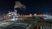 In the residue incineration plant of BASF Schwarzheide GmbH (in the background on the left), non-recyclable waste is disposed of in an environmentally friendly manner. The plant was renewed in 2018 for €33 million. Process optimizations and an improved process for flue gas cleaning save 7 GWh of energy annually and ensure significantly reduced emission levels.