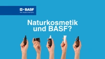 5 Hände halten Kosemtikprodukte in die Luft. Der Text lautet: "Naturkosmetik und BASF?"