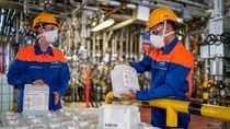 As part of the “Helping Hands” aid campaign, BASF is involved in the fight against the spread of the coronavirus with numerous actions and contributions. For example, BASF is donating hand sanitizer to healthcare facilities in many countries. The photo shows the Sokalan & Uvinul factory in Ludwigshafen, Germany. Since mid-April, around 100 metric tons of hand sanitizer have been produced there per week – in addition to the actual production of UV absorbers as well as additives for different applications such as detergents and cleaning agents and industrial formulations. Sanitizer is not normally part of BASF’s product portfolio. In order to cope with the corona pandemic, plants in Ludwigshafen and other locations were therefore converted in a very short time. As part of the “Helping Hands” aid campaign, BASF is involved in the fight against the spread of the coronavirus with numerous actions and contributions. For example, BASF is donating hand sanitizer to healthcare facilities in many countries. The photo shows the Sokalan & Uvinul factory in Ludwigshafen, Germany. Since mid-April, around 100 metric tons of hand sanitizer have been produced there per week – in addition to the actual production of UV absorbers as well as additives for different applications such as detergents and cleaning agents and industrial formulations. Sanitizer is not normally part of BASF’s product portfolio. In order to cope with the corona pandemic, plants in Ludwigshafen and other locations were therefore converted in a very short time.
