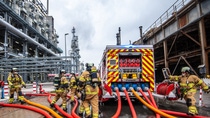 Eine Dichtung versagt, Gas tritt aus und verursacht einen Folgebrand – dieses Szenario stand im Mittelpunkt der 31. Großschadensalarmübung der BASF SE am 25. November. Einsatzort war erstmals die neue Acetylen-Anlage.