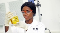 Mit ihrem neuen Anwendungstechniklabor in Nigeria unterstützt BASF Kunden bei der Entwicklung von Formulierungen, die den Bedürfnissen von Verbrauchern in Subsahara-Afrika entsprechen. With its new Application Technology Laboratory in Nigeria BASF supports customers in developing formulations for the needs of consumers in sub-Saharan Africa. Avec son nouveau laboratoire d'application technique au Nigéria, BASF aide ses clients à développer des formulations adaptées à la demande des consommateurs en Afrique sub-saharienne. 