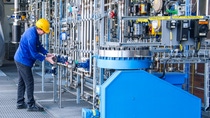 Klimaschutz ist ein zentraler Bestandteil der BASF-Strategie. Bereits seit vielen Jahren reduziert das Unternehmen kontinuierlich seine CO2 Emissionen. Zur weiteren signifikanten Reduktion werden im Carbon Management F&E Programm innovative Verfahren entwickelt, wie zum Beispiel die Methanpyrolyse. In dem vom Bundesministerium für Bildung und Forschung (Deutschland) geförderten Projekt arbeiten BASF-Forscher an einem neuen Reaktorkonzept, bei dem Wasserstoff ohne CO2-Emissionen hergestellt werden kann. Der Bau einer Testanlage ist ein entscheidender Schritt hin zur großtechnischen Umsetzung. BASF-Mitarbeiter Thomas Fohrer prüft den Bedienstand der Gasverteilung der Versuchsanlage im Stammwerk Ludwigshafen (Deutschland). Klimaschutz ist ein zentraler Bestandteil der BASF-Strategie. Bereits seit vielen Jahren reduziert das Unternehmen kontinuierlich seine CO2 Emissionen. Zur weiteren signifikanten Reduktion werden im Carbon Management F&E Programm innovative Verfahren entwickelt, wie zum Beispiel die Methanpyrolyse. In dem vom Bundesministerium für Bildung und Forschung (Deutschland) geförderten Projekt arbeiten BASF-Forscher an einem neuen Reaktorkonzept, bei dem Wasserstoff ohne CO2-Emissionen hergestellt werden kann. Der Bau einer Testanlage ist ein entscheidender Schritt hin zur großtechnischen Umsetzung. BASF-Mitarbeiter Thomas Fohrer prüft den Bedienstand der Gasverteilung der Versuchsanlage im Stammwerk Ludwigshafen (Deutschland).