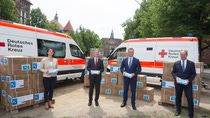 Chairman of BASF’s Board of Executive Directors Martin Brudermüller hands over a donation of more than 100 million protective masks to Federal Minister of Health Jens Spahn. Photo: BASF SE Chairman of BASF’s Board of Executive Directors Martin Brudermüller hands over a donation of more than 100 million protective masks to Federal Minister of Health Jens Spahn. Photo: BASF SE