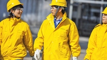 这张图片是巴斯夫生产基地中的三名工人,他们身穿黄色户外服,头戴黄色安全帽。 这张图片是巴斯夫生产基地中的三名工人,他们身穿黄色户外服,头戴黄色安全帽。