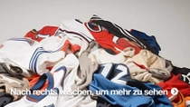 Ein Haufen gebrauchter Sporttrikots in verschiedenen Farben. Ein Haufen gebrauchter Sporttrikots in verschiedenen Farben.