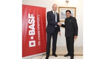 Dr. Dirk Elvermann, Mitglied des Vorstandes, Chief Financial Officer und Chief Digital Officer der BASF SE (links), mit dem indischen Handels- und Industrieminister Piyush Goyal bei einem Treffen gestern (27. Januar 2026) in Neu-Delhi.
Foto: BASF 