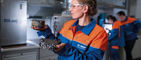 With B2Last®, BASF has developed an innovative bitumen additive that combines both asphalt performance and sustainability: Temperature-reduced paving with a high recycled asphalt content is made possible through the use of B2Last®, while guaranteeing consistent workability. This creates significantly lower bitumen and CO2 emissions compared to standard applications, while the asphalt resistance is also increased, thereby extending the life span of the road. Anne Holzum, chemical laboratory technician, checks the extent to which the Marshall test specimens have deformed as a result of loading in a cyclic compression test. In her right hand, Anne Holzum holds a test specimen with the bitumen additive B2last. In her left hand she holds a specimen without B2last.