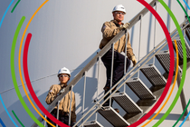 Ein Mann und eine Frau laufen eine Treppe hoch.