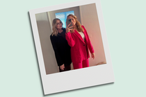 Spiegel-Selfie von Alena und Tamara – eine im schwarzen, die andere im pinken Anzug Spiegel-Selfie von Alena und Tamara – eine im schwarzen, die andere im pinken Anzug