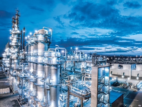 The new acetylene plant, which replaces the almost 60-year-old previous plant at the Ludwigshafen Verbund site, has an annual capacity of 90,000 metric tons. Around 20 plants at the Ludwigshafen site use acetylene as a chemical building block and starting material for manufacturing many everyday products, including pharmaceuticals, plastics, solvents, electronic chemicals and highly elastic textile fibers. BASF customers use these products in the automotive, pharma, construction, consumer goods and textile industries. The integration of the plant into BASF's Verbund system offers advantages such as efficient use of resources, excellent production synergies and short supply routes. In this way, BASF is further enhancing the long-term competitiveness of the Ludwigshafen site.