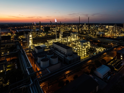 The steam cracker II has an area of around 64,000 square meters making it the size of thirteen football fields and the biggest single plant at the site in Ludwigshafen. The cracker is also the core of the Verbund. The steam cracker II has been working since 1981. It separates naphtha basically into ethylene and propylene using 850-centigrade hot vapor. Ethylene and propylene are indispensable building blocks for the production of many products in Ludwigshafen.