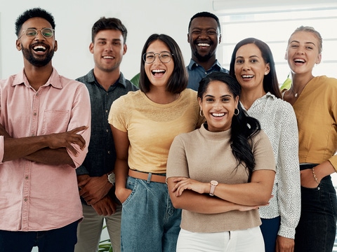 Eine Gruppe junger Talente steht in einem hellen Büroraum und lächelt in die Kamera. Eine Gruppe junger Talente steht in einem hellen Büroraum und lächelt in die Kamera.