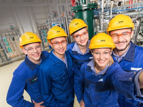 Fünf BASF-Mitarbeitende in Schutzkleidung und gelben Helmen. Fünf BASF-Mitarbeitende in Schutzkleidung und gelben Helmen.