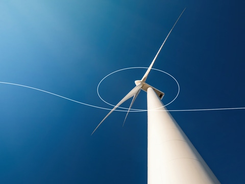 Ansicht vom Boden aus auf ein hohes Windrad vor einem klaren blauen Himmel – wissenschaftliche Gleichungen und Linien und Kreise, die die Bewegung hervorheben, werden auf dem Bild überlagert. Ansicht vom Boden aus auf ein hohes Windrad vor einem klaren blauen Himmel – wissenschaftliche Gleichungen und Linien und Kreise, die die Bewegung hervorheben, werden auf dem Bild überlagert.