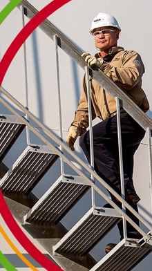 Zwei Personen gehen eine Treppe nach oben Zwei Personen gehen eine Treppe nach oben