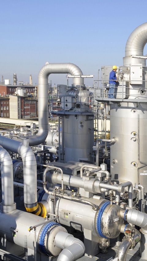 Betriebsmeister Volker Dinges (links) und Chemikant Christian Lauer (rechts) Ã¼berprÃ¼fen eine Destillationskolonne der Freianlage.
Die Citral-Anlage am Verbundstandort Ludwigshafen liefert den SchlÃ¼sselbaustein der BASF-Feinchemie: Citral ist der Ausgangsstoff fÃ¼r die Vitamine A und E, Carotinoide sowie verschiedene Aromachemikalien. Die BASF ist der weltweit grÃ¶Ãte Hersteller von Citral, das sind pro Jahr rund 40.000 Tonnen.       Abdruck honorarfrei. Copyright by BASF.

Plant supervisor Volker Dinges (left) and chemical technician Christian Lauer (right) inspect a distillation column of the outdoor plant. The citral plant at BASF's Verbund site in Ludwigshafen provides the key building block for BASF's fine chemicals: Citral is a starting material for vitamins A and E as well as for carotenoids and a variety of aroma chemicals. BASF is the worldâs biggest manufacturer of Citral, with around 40,000 metric tons per year.        Print free of charge. Copyright by BASF.,Betriebsmeister Volker Dinges (links) und Chemikant Christian Lauer (rechts) überprüfen eine Destillationskolonne der Freianlage.
Die Citral-Anlage am Verbundstandort Ludwigshafen liefert den Schlüsselbaustein der BASF-Feinchemie: Citral ist der Ausgangsstoff für die Vitamine A und E, Carotinoide sowie verschiedene Aromachemikalien. Die BASF ist der weltweit größte Hersteller von Citral, das sind pro Jahr rund 40.000 Tonnen.       Abdruck honorarfrei. Copyright by BASF.

Plant supervisor Volker Dinges (left) and chemical technician Christian Lauer (right) inspect a distillation column of the outdoor plant. The citral plant at BASF's Verbund site in Ludwigshafen provides the key building block for BASF's fine chemicals: Citral is a starting material for vitamins A and E as well as for carotenoids and a variety of aroma chemicals. BASF is the world’s biggest manufacturer of Citral, with around 40,000 metric tons per year.        Print free of charge. Copyright by BASF.