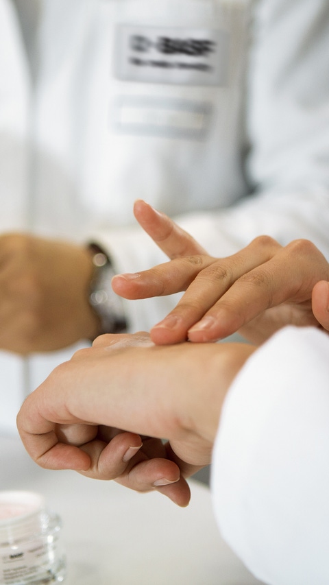 Mitarbeiter des F&E-Teams Proben testen einer Lotion, um den feuchtigkeitsspendenden Effekt auf der Haut zu prüfen. Die sensorische Beurteilung ist ein Leistungsindikator für Kosmetikprodukte und spielt eine entscheidende Rolle bei der Rezepturentwicklung. Mitarbeiter des F&E-Teams Proben testen einer Lotion, um den feuchtigkeitsspendenden Effekt auf der Haut zu prüfen. Die sensorische Beurteilung ist ein Leistungsindikator für Kosmetikprodukte und spielt eine entscheidende Rolle bei der Rezepturentwicklung.