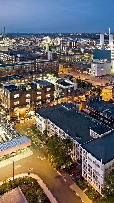 Srdce spoločnosti BASF leží v meste Ludwigshafen. S viac ako 160 chemickými výrobnými závodmi, niekoľko sto laboratóriami, technickými centrami predstavuje najväčší priemyselný komplex v Európe. Copyright BASF.

The heart of the BASF Group is BASF SE headquartered in Ludwigshafen, Germany. With its over 160 chemical production plants, several hundred laboratories, technical centers, workshops and offices, it is the largest integrated industrial complex in Europe. 
Print free of charge. Copyright by BASF.,Das Herz der BASF-Gruppe ist die BASF SE mit ihrem Stammwerk in Ludwigshafen am Rhein. Mit über 160 chemischen Produktionsbetrieben, vielen hundert Labors, Technika, Werkstätten und Büros ist es der größte zusammenhängende Industriekomplex Europas.         Abdruck honorarfrei. Copyright by BASF.

The heart of the BASF Group is BASF SE headquartered in Ludwigshafen, Germany. With its over 160 chemical production plants, several hundred laboratories, technical centers, workshops and offices, it is the largest integrated industrial complex in Europe. 
Print free of charge. Copyright by BASF.