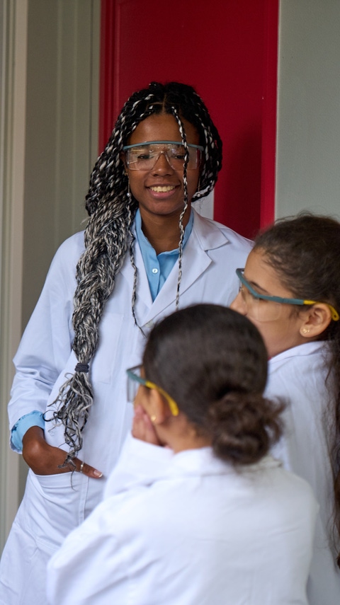 Alysée und BASF Kids' Lab helfen Kindern, die Welt der Wissenschaft zu entdecken.