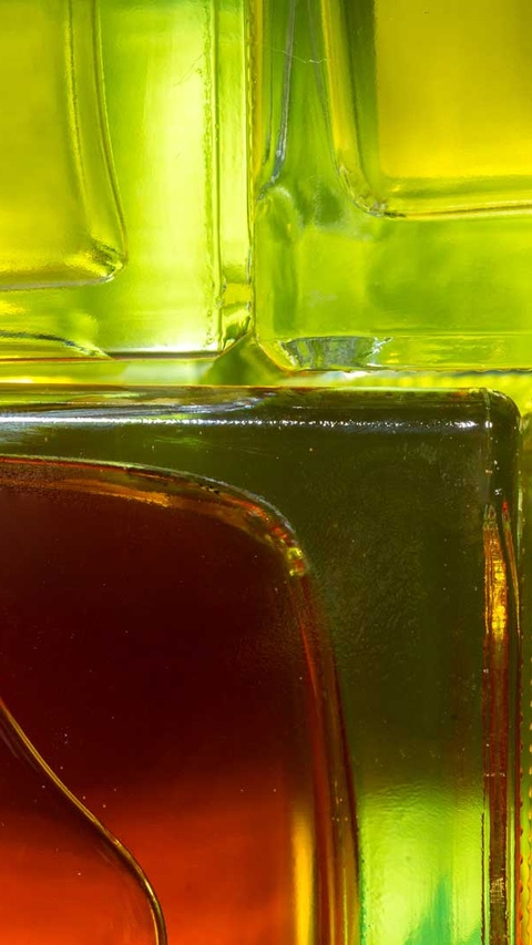 Eine Nahaufname von Glasflaschen die aneinander platziert wurden. Eine Nahaufname von Glasflaschen die aneinander platziert wurden.