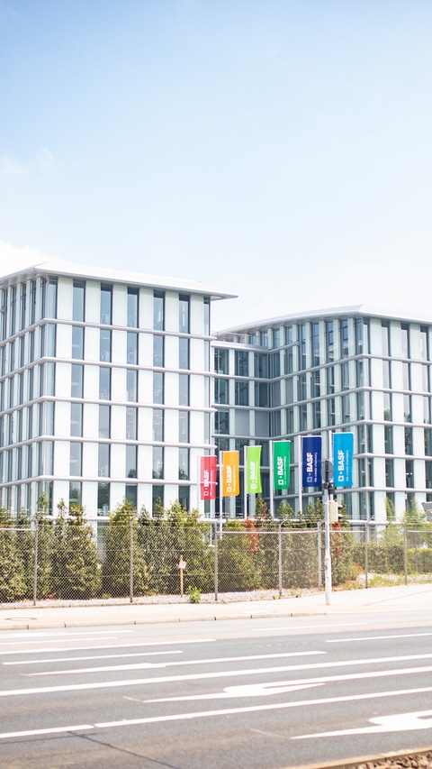 Das neue Büro- und Konferenzgebäude D 105 befindet sich im Südteil des Verbundstandorts Ludwigshafen. Der Neubau bietet auf sieben Stockwerken Platz für 1.300 Mitarbeiter. Im Gebäude befindet sich ein Konferenzzentrum mit modernster Veranstaltungstechnik. Beim Bau des Konferenzgebäudes kamen eine Vielzahl an innovativen BASF-Materialien zum Einsatz. Das neue Büro- und Konferenzgebäude D 105 befindet sich im Südteil des Verbundstandorts Ludwigshafen. Der Neubau bietet auf sieben Stockwerken Platz für 1.300 Mitarbeiter. Im Gebäude befindet sich ein Konferenzzentrum mit modernster Veranstaltungstechnik. Beim Bau des Konferenzgebäudes kamen eine Vielzahl an innovativen BASF-Materialien zum Einsatz.