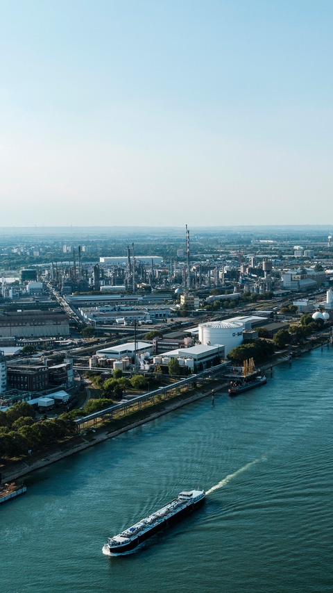 Das Herz der BASF-Gruppe ist die BASF SE mit ihrem Stammwerk in Ludwigshafen am Rhein. Mit etwa 250 Produktionsbetrieben, vielen hundert Laboren, Technika, Werkstätten und Büros auf einer Fläche von rund zehn Quadratkilometern, ist es der größte zusammenhängende Chemiekomplex der Welt.Das Stammwerk der BASF ist auch die Wiege des Verbundkonzepts: Produktionsanlagen, Energieflüsse und Logistik werden intelligent miteinander vernetzt, um Ressourcen so effizient wie möglich zu nutzen.