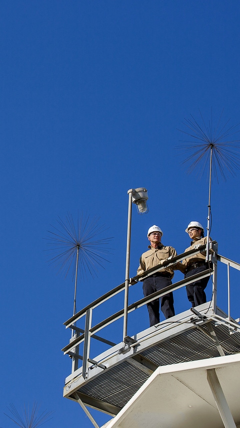Ricky Bolyard (links) und Samantha Briggs (rechts), beide Prozesstechniker, besprechen ihre Arbeit auf dem Regenwassertank in Port Arthur, Texas. Das gesammelte Regenwasser des Tanks wird aufbereitet und gereinigt bevor es in der Produktion genutzt wird. Ricky Bolyard (links) und Samantha Briggs (rechts), beide Prozesstechniker, besprechen ihre Arbeit auf dem Regenwassertank in Port Arthur, Texas. Das gesammelte Regenwasser des Tanks wird aufbereitet und gereinigt bevor es in der Produktion genutzt wird.