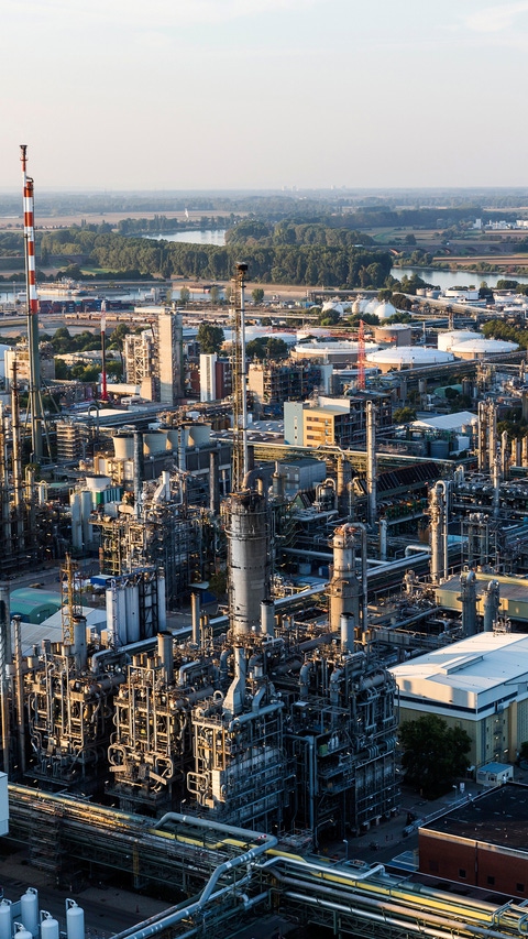 Eine Fläche von rund 64.000 Quadratmetern - das entspricht 13 Fußballfeldern - umfasst der Steamcracker II, die größte einzelne Anlage am Standort Ludwigshafen der BASF. Der Cracker ist auch das „Herzstück" der Verbundproduktion. Seit 1981 ist dieser Gigant in Betrieb und spaltet unter Zusatz von Wasserdampf bei etwa 850 Grad Celsius Rohbenzin auf. Dabei entstehen im wesentlichen Ethylen und Propylen, beides unverzichtbare Grundstoffe für die Herstellung vieler Produkte in Ludwigshafen.Abdruck honorarfrei. Copyright by BASF.Steam cracker II, the largest individual plant at BASF's Ludwigshafen site, covers a surface area of about 64,000 square meters, which is about the size of 13 soccer fields. The steam cracker is also the heart of BASF's Verbund production strategy. This giant plant has been operating since 1981 and uses steam to crack naphtha at about 850°C [1,562°F]. This process leads primarily to ethylene and propylene, both indispensable feedstocks for manufacturing numerous products in Ludwigshafen.Print free of charge. Copyright by BASF.