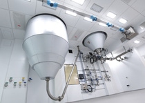 Mit dem neuen Forschungstechnikum für Katalysatorentwicklung und Feststoffverfahrenstechnik in Ludwigshafen wird BASF Chemiekatalysatoren im Pilotmaßstab herstellen und damit seinen Kunden weltweit in Zukunft schneller innovative Technologien anbieten. Zudem werden dort neue Verfahren und Prozesse für die Verarbeitung und Herstellung von Feststoffen entwickelt.
Das Bild zeigt eine Anlage zur Trocknung von Feststoffen.
Foto: BASF SE
Mit dem neuen Forschungstechnikum für Katalysatorentwicklung und Feststoffverfahrenstechnik in Ludwigshafen wird BASF Chemiekatalysatoren im Pilotmaßstab herstellen und damit seinen Kunden weltweit in Zukunft schneller innovative Technologien anbieten. Zudem werden dort neue Verfahren und Prozesse für die Verarbeitung und Herstellung von Feststoffen entwickelt.
Das Bild zeigt eine Anlage zur Trocknung von Feststoffen.
Foto: BASF SE