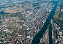 BASF investiert am Standort Ludwigshafen einen mittleren zweistelligen Millionenbetrag in eine neue Alkoholate-Anlage zur Herstellung von Natriummethylat und Kaliummethylat, zwei wichtigen Chemikalien für die Herstellung von Biodiesel sowie von Produkten in Pharmazie und Pflanzenschutz. Die neue Anlage wird mit modernster Technologie die bestehende Produktionsanlage ersetzen und soll in der zweiten Jahreshälfte 2027 in Betrieb gehen.
Foto: BASF BASF investiert am Standort Ludwigshafen einen mittleren zweistelligen Millionenbetrag in eine neue Alkoholate-Anlage zur Herstellung von Natriummethylat und Kaliummethylat, zwei wichtigen Chemikalien für die Herstellung von Biodiesel sowie von Produkten in Pharmazie und Pflanzenschutz. Die neue Anlage wird mit modernster Technologie die bestehende Produktionsanlage ersetzen und soll in der zweiten Jahreshälfte 2027 in Betrieb gehen.
Foto: BASF